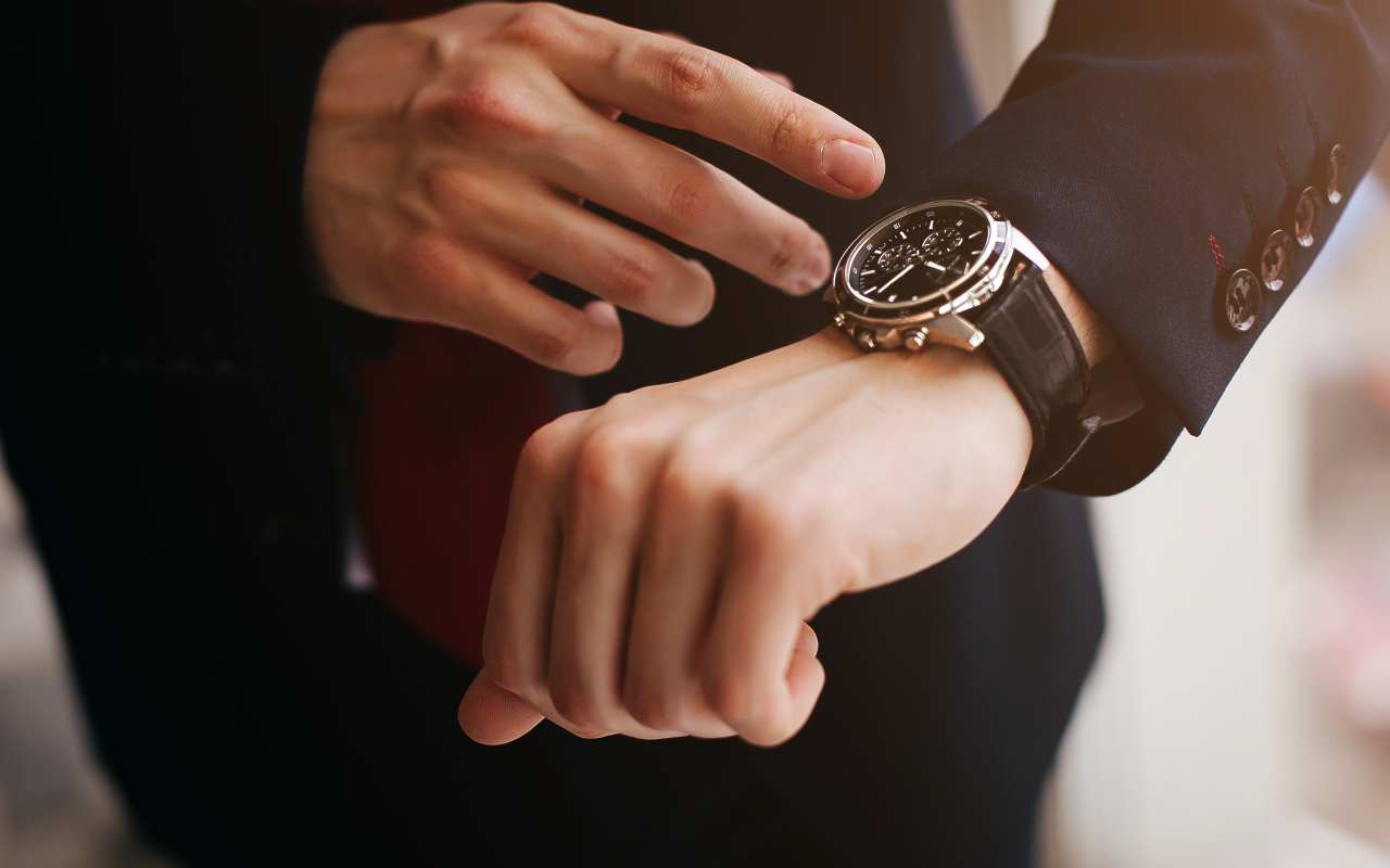 Elegancki zegarek – obowiązkowy dodatek stylowego mężczyzny