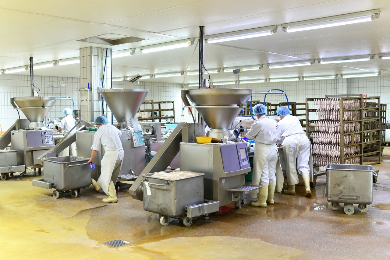Jakie sprzęt można spotkać w fabryce żywności?