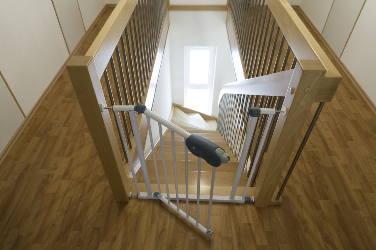 Dom wielopiętrowy – jak stworzyć bezpieczną przestrzeń z myślą o dziecku?