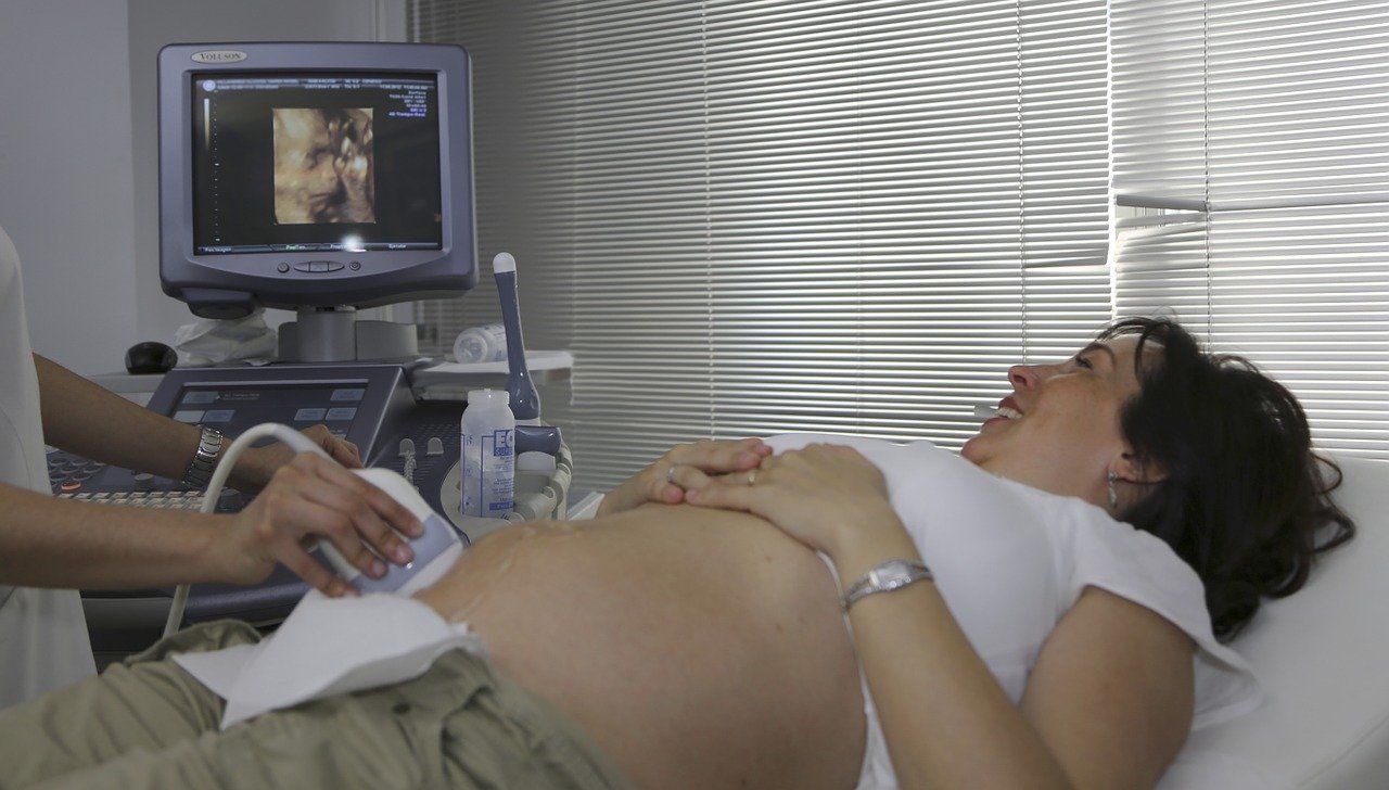 Kiedy kobieta w ciąży powinna wykonać badania genetyczne?