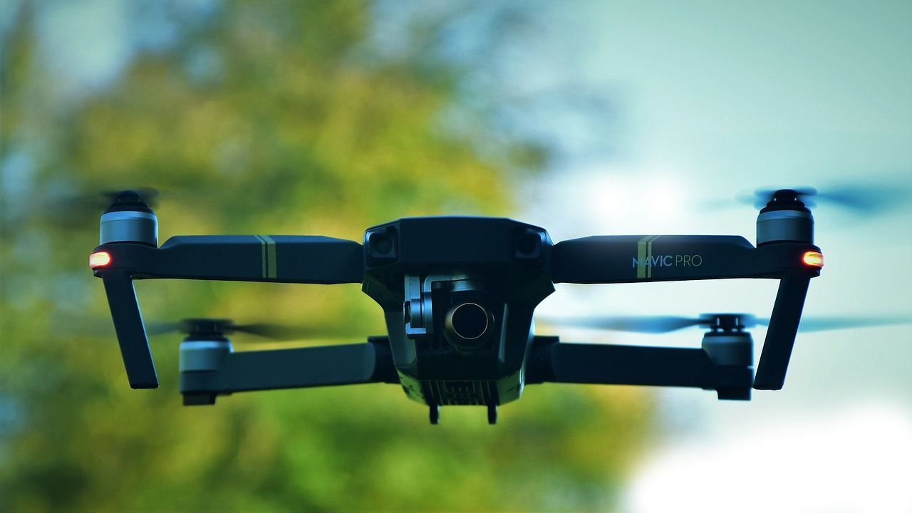 Dron z kamerą – przydatny do obserwacji terenu i nie tylko