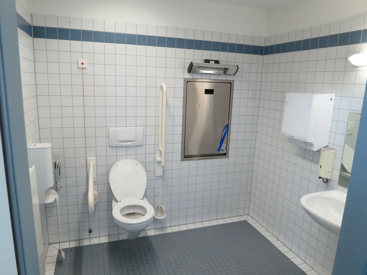 Jakie udogodnienia składają się na wyposażenie łazienek publicznych?