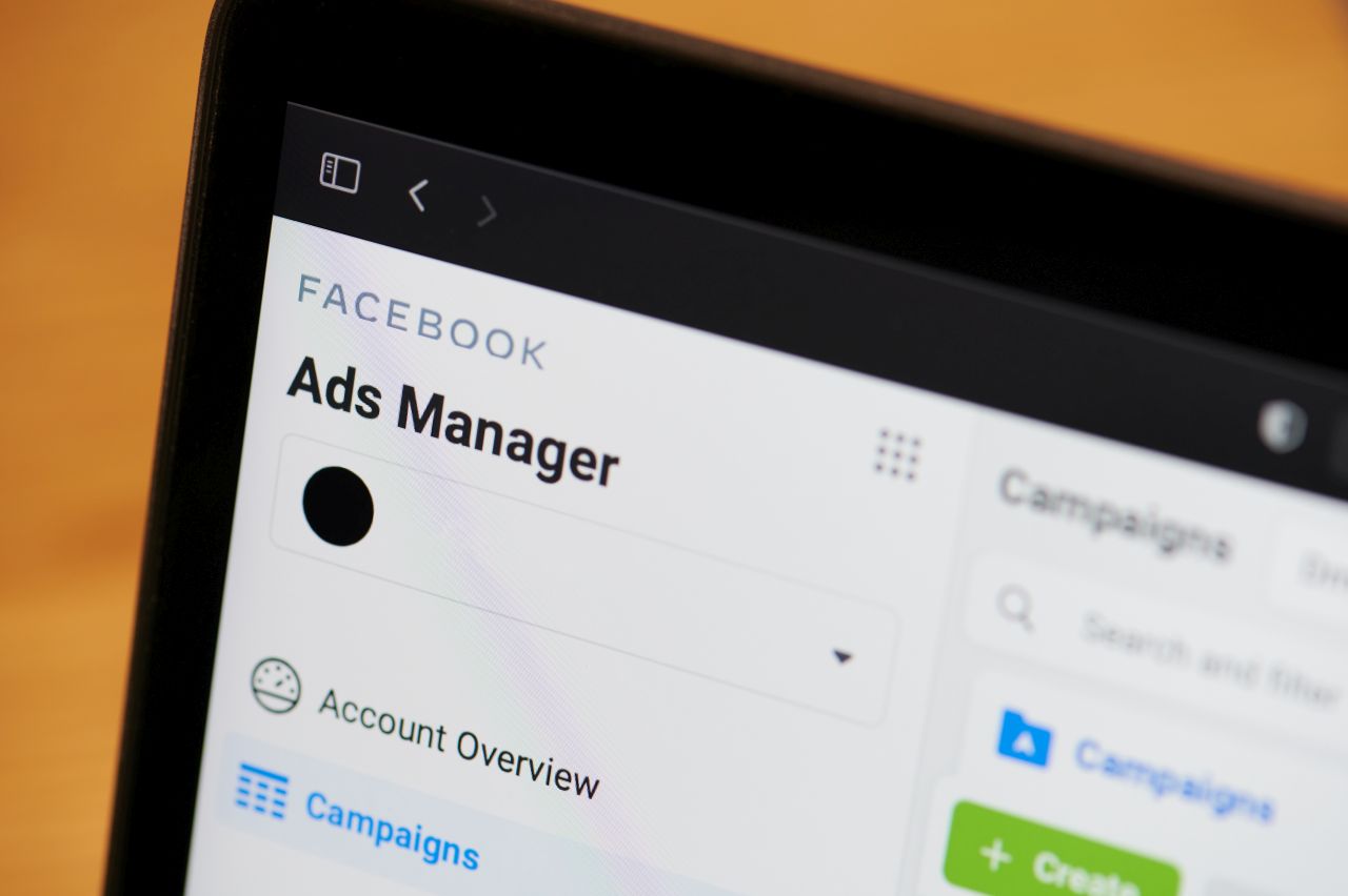 Kampanie Google Merchant, a może Facebook Ads – czym jest/ są i jak stosować?