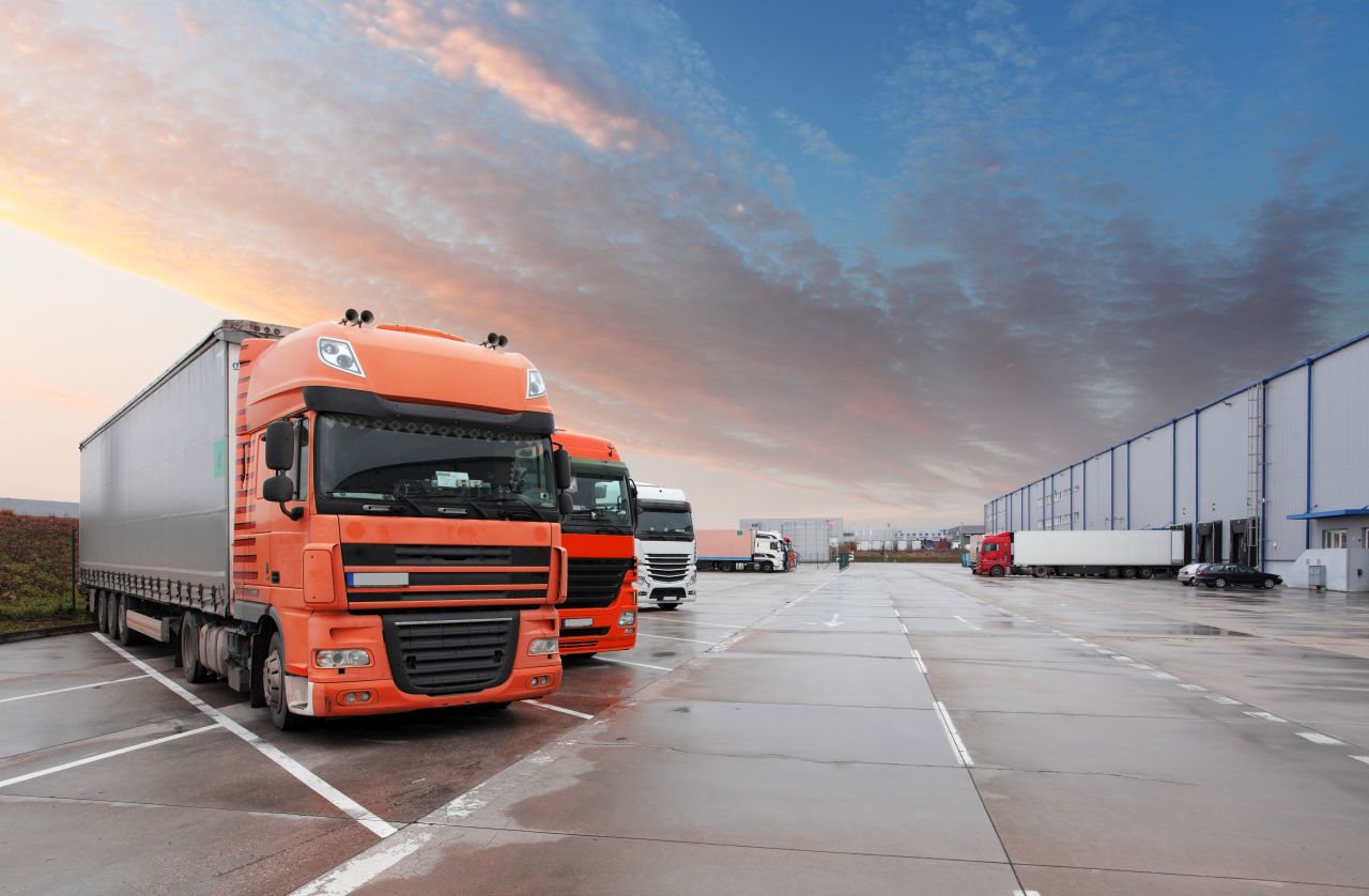 Tablice odblaskowe na samochody ciężarowe – jakie funkcje spełniają?