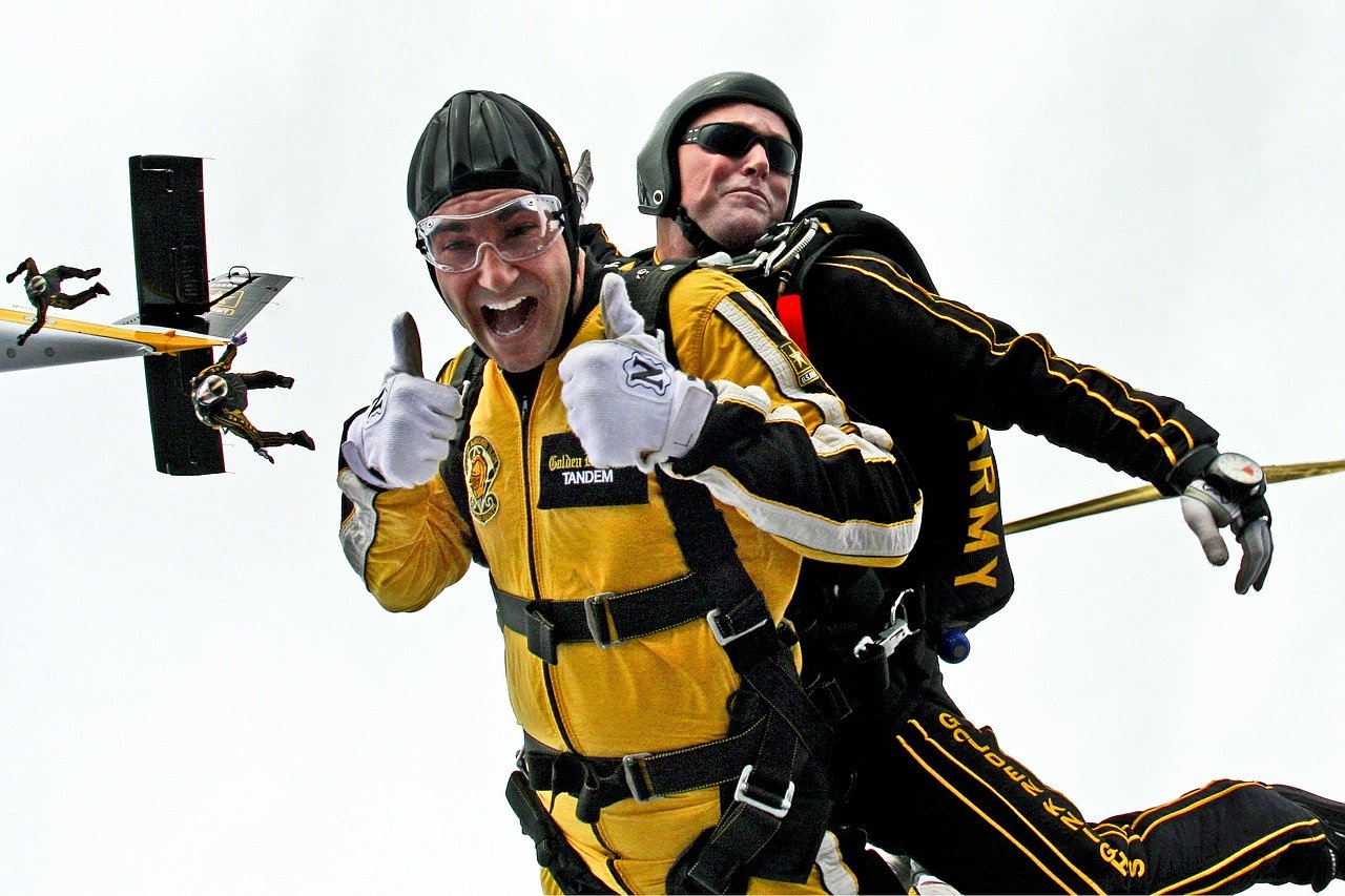 Skoki spadochronowe w tandemie – jakie mają korzyści?