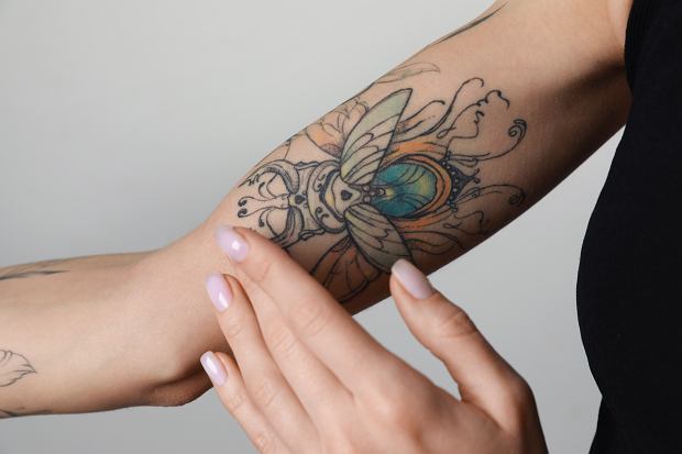 Jakie są niektóre sposoby na usunięcie tatuażu?